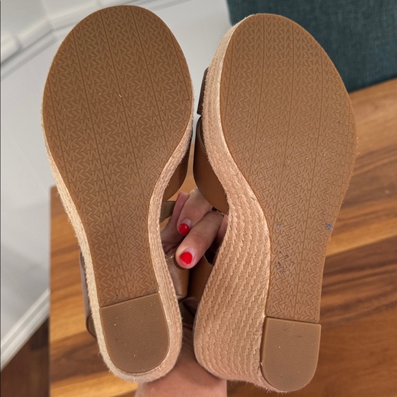 Michael Kors Tan Leather Wedge Sandals with Gold Zipper, size 9 - Picture 7 of 7